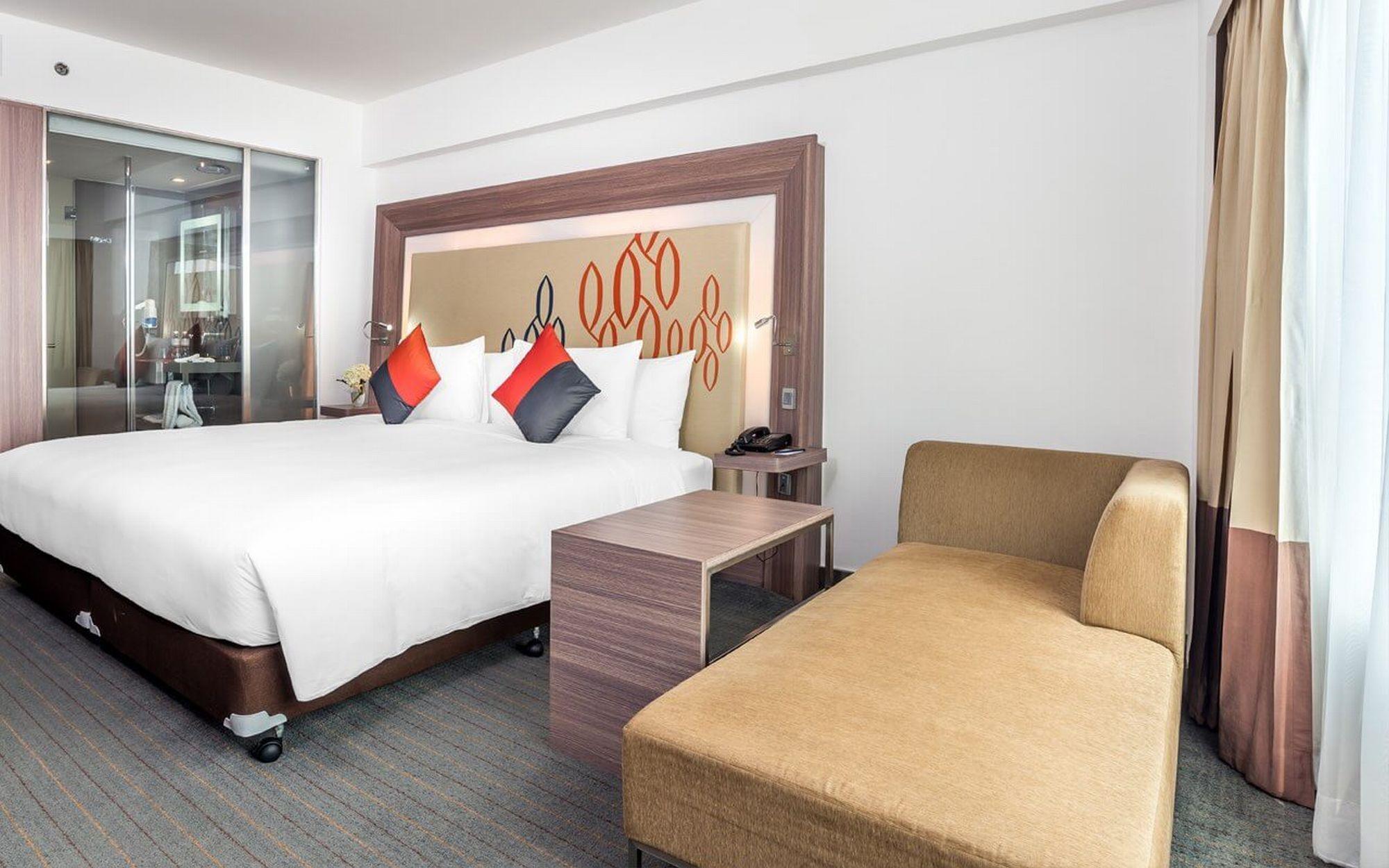 Hilton Garden Inn Bangkok Silom Екстериор снимка