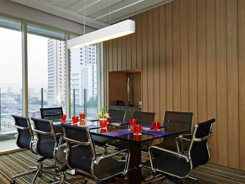 Hilton Garden Inn Bangkok Silom Екстериор снимка
