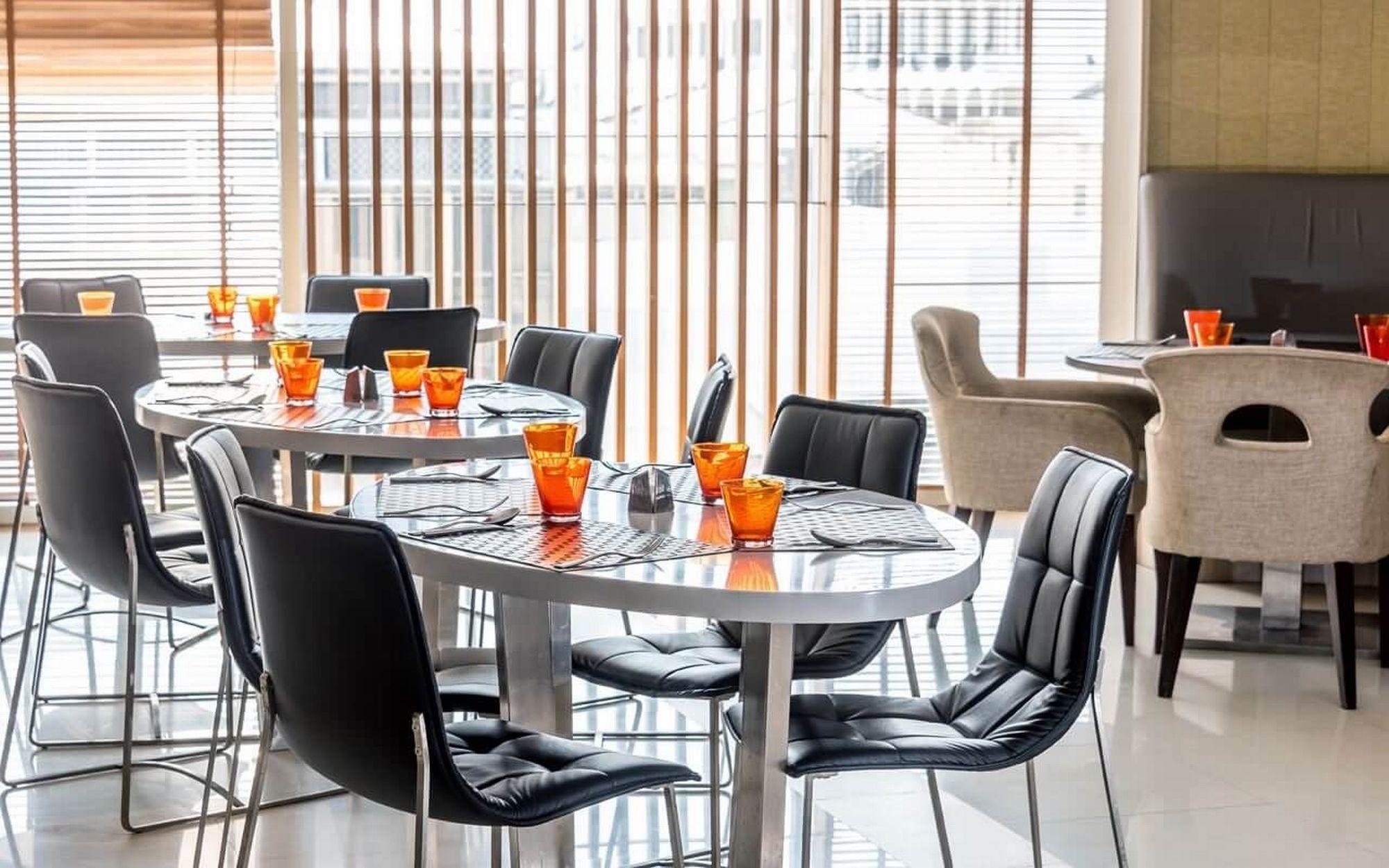 Hilton Garden Inn Bangkok Silom Екстериор снимка
