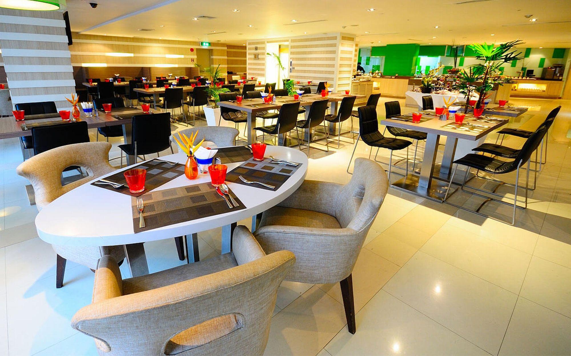Hilton Garden Inn Bangkok Silom Екстериор снимка