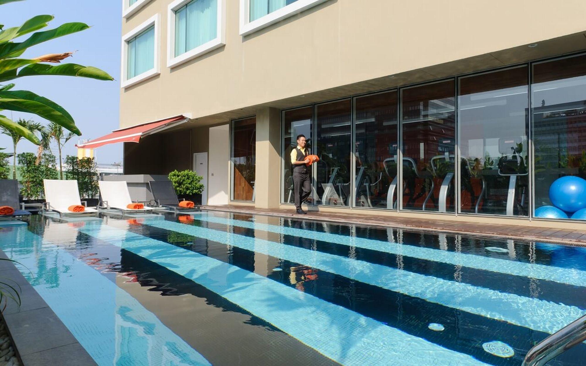 Hilton Garden Inn Bangkok Silom Екстериор снимка