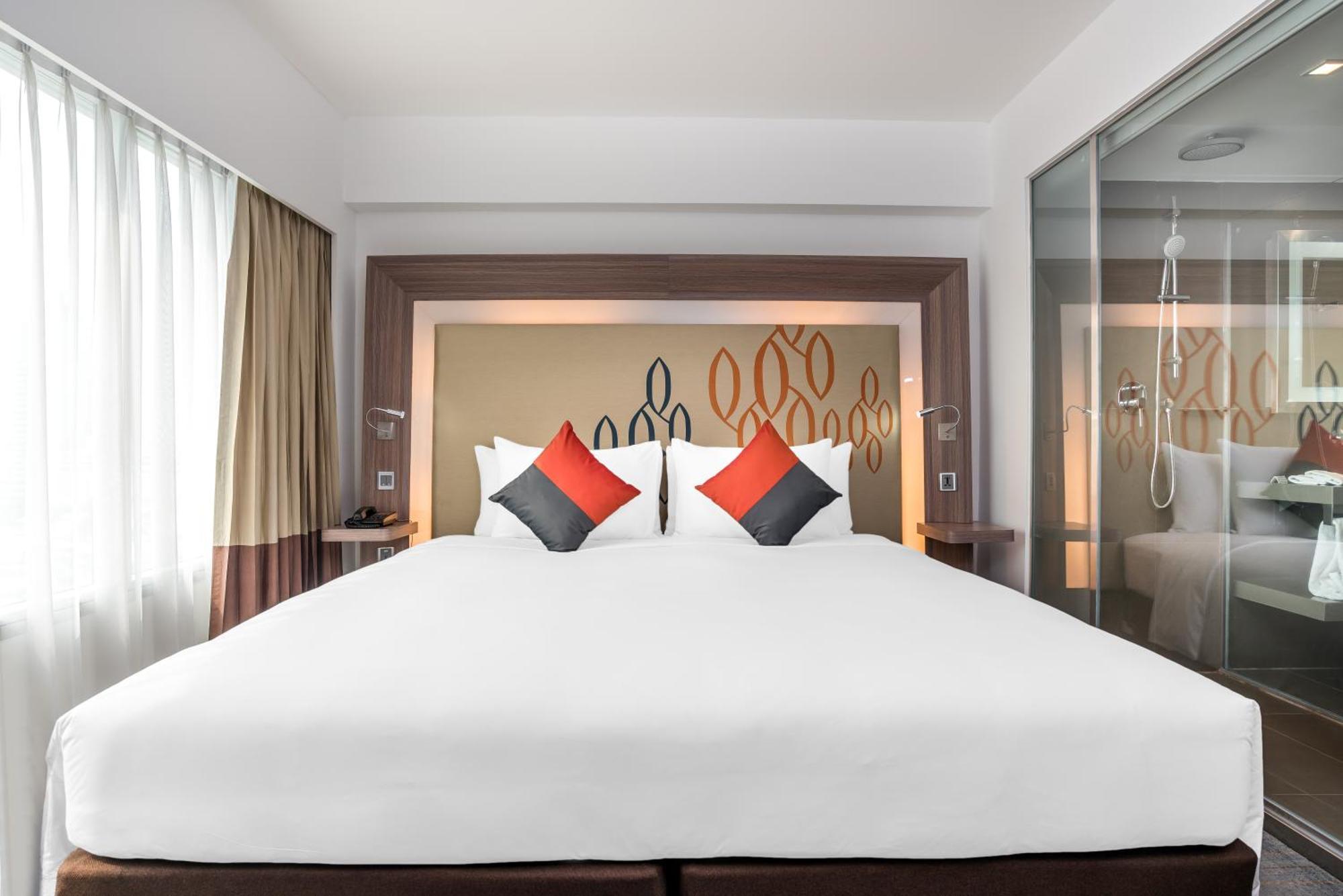 Hilton Garden Inn Bangkok Silom Екстериор снимка