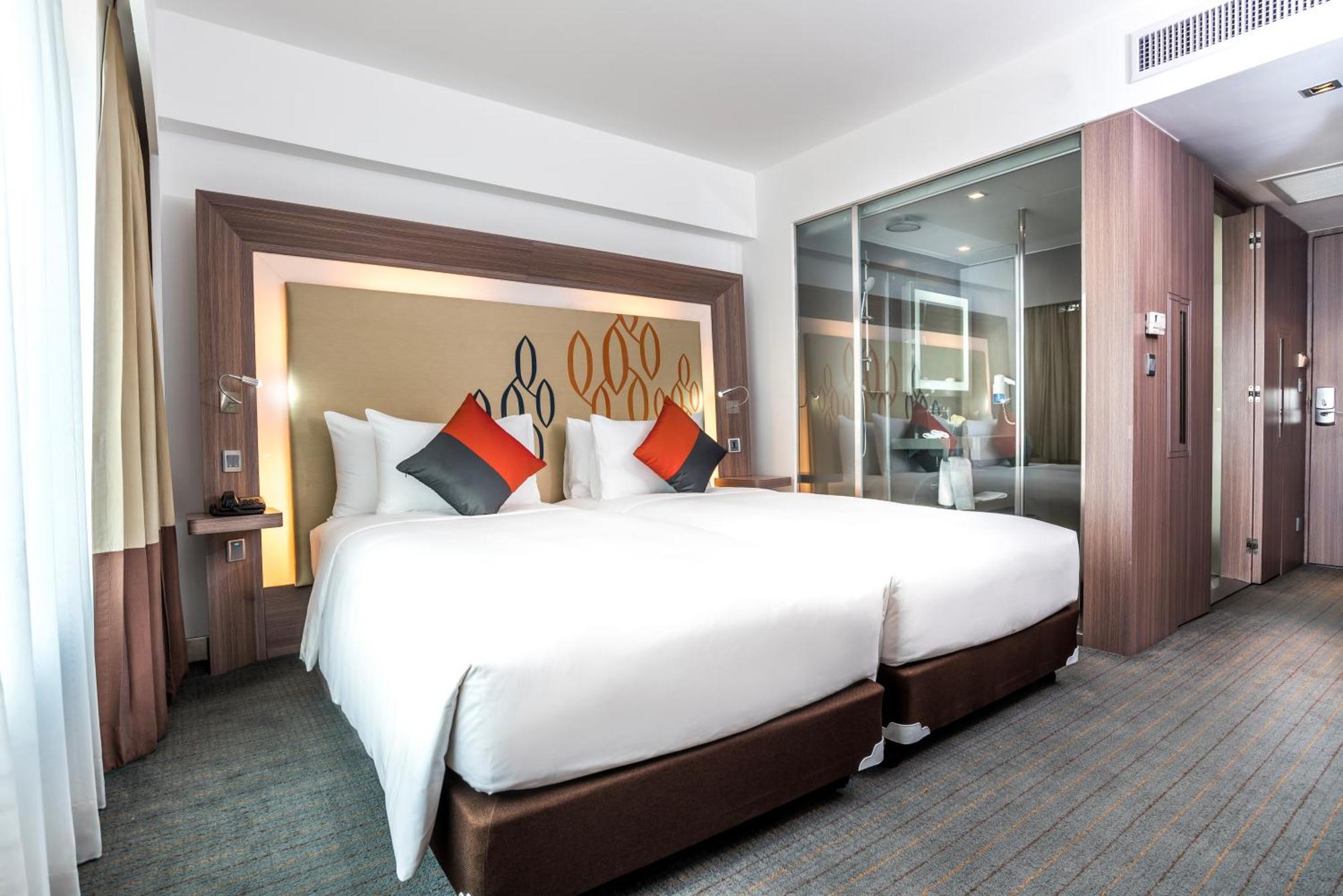 Hilton Garden Inn Bangkok Silom Екстериор снимка