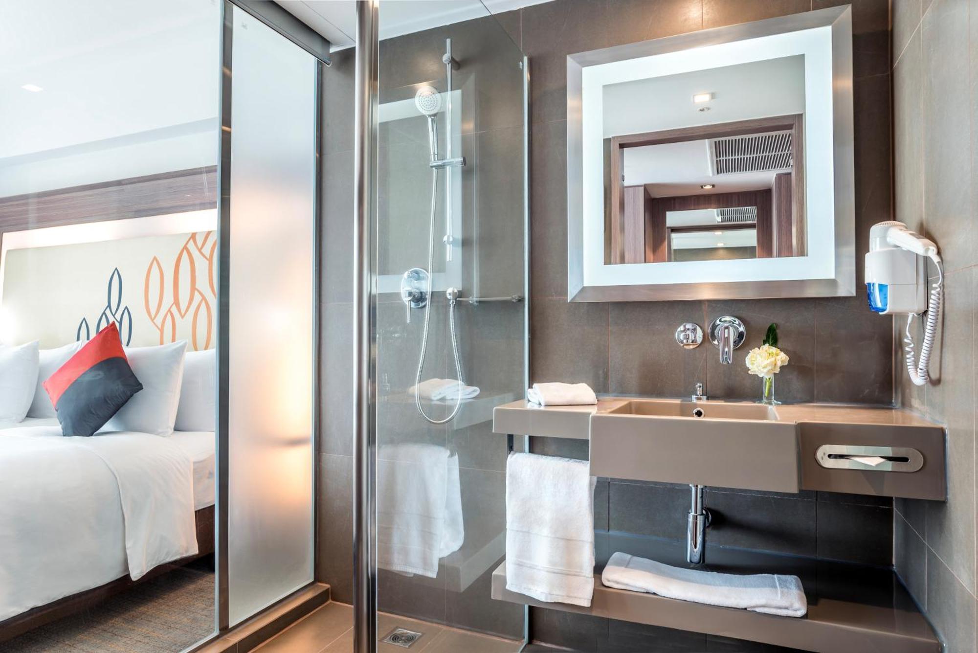 Hilton Garden Inn Bangkok Silom Екстериор снимка
