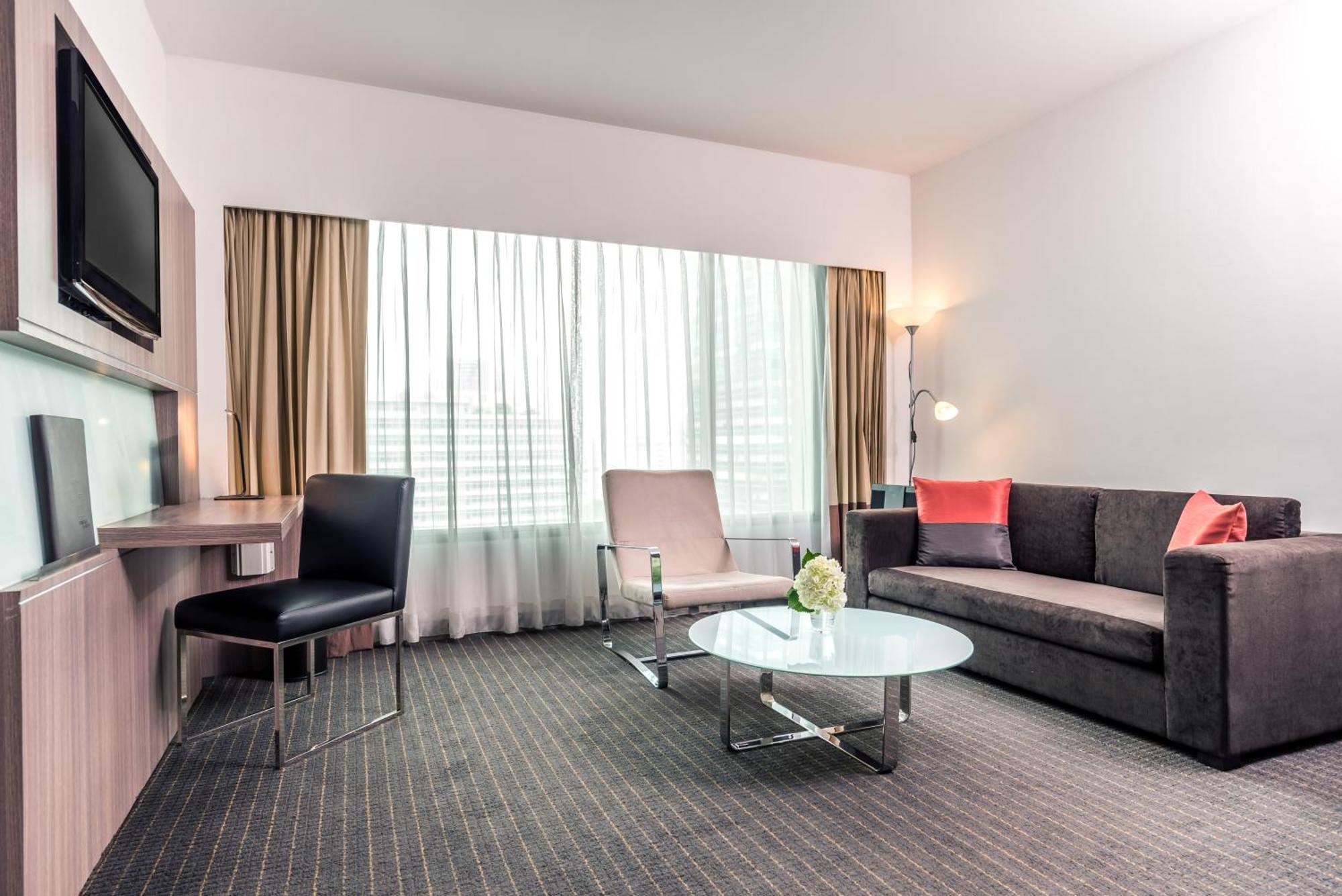 Hilton Garden Inn Bangkok Silom Екстериор снимка