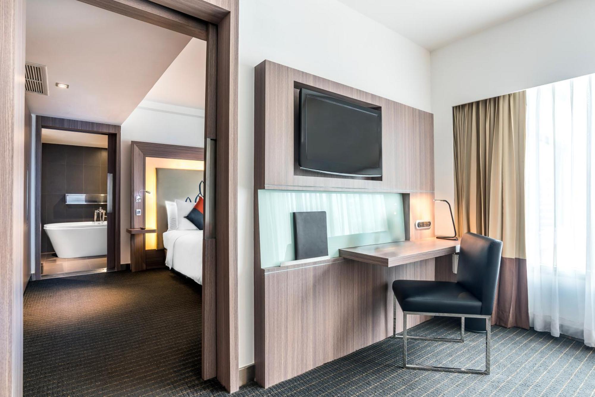 Hilton Garden Inn Bangkok Silom Екстериор снимка