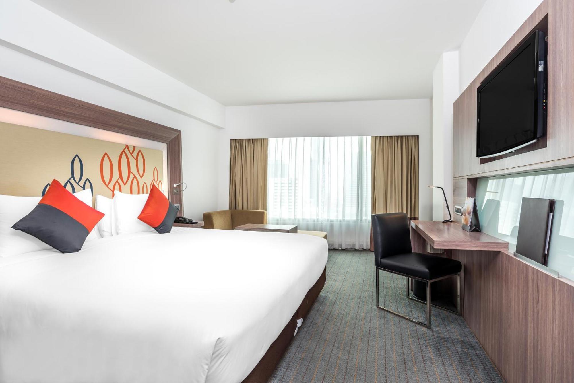Hilton Garden Inn Bangkok Silom Екстериор снимка