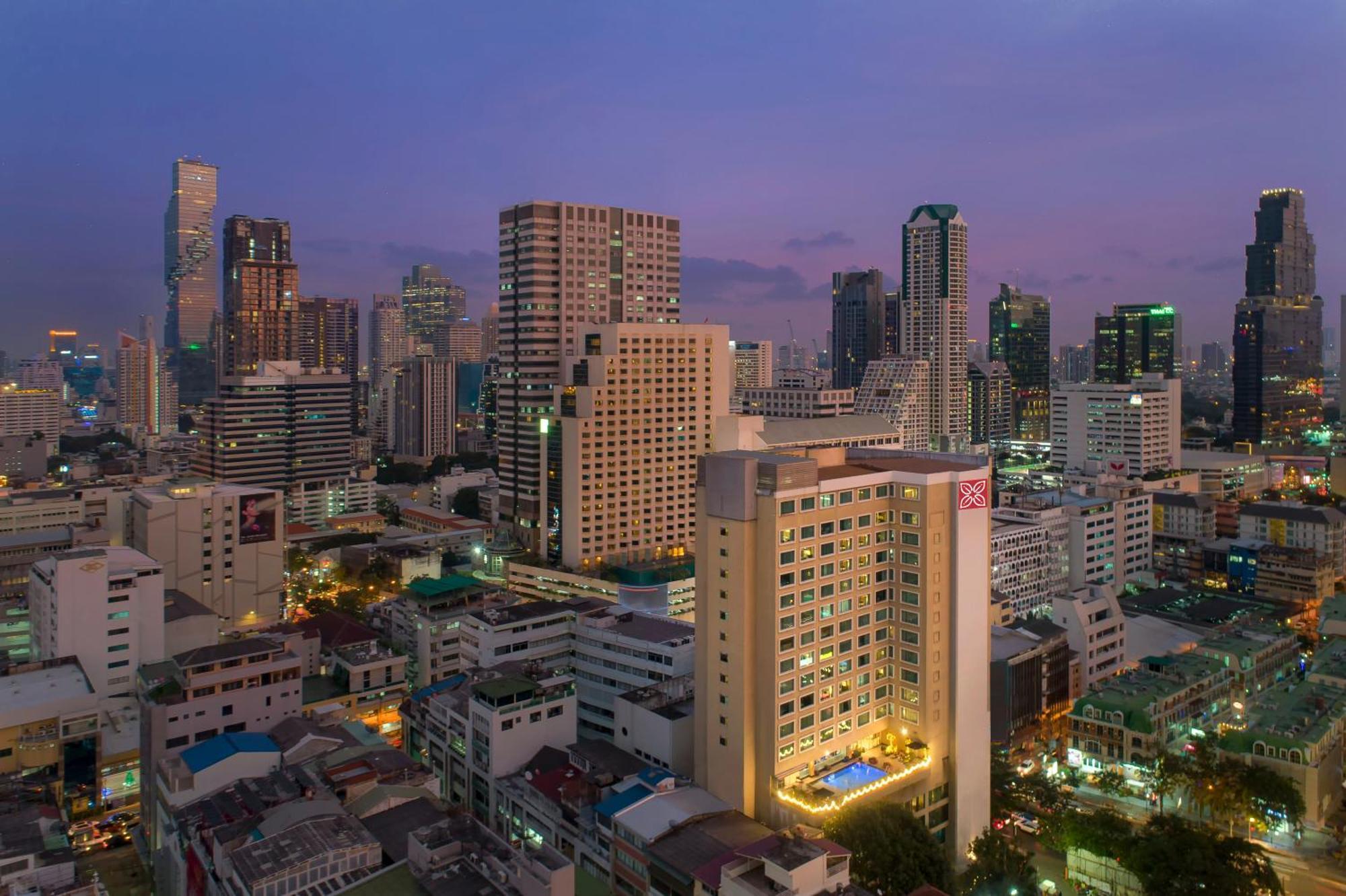 Hilton Garden Inn Bangkok Silom Екстериор снимка