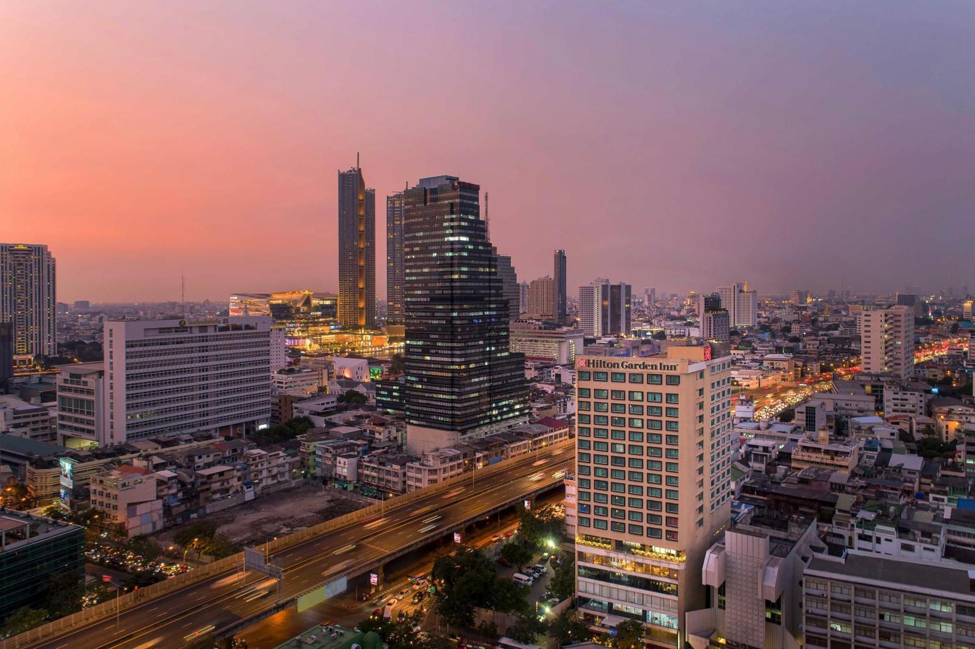 Hilton Garden Inn Bangkok Silom Екстериор снимка