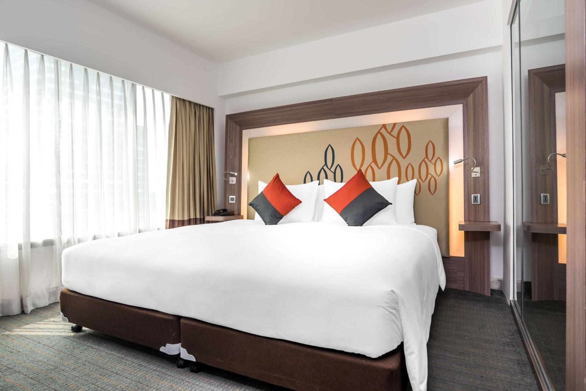 Hilton Garden Inn Bangkok Silom Екстериор снимка