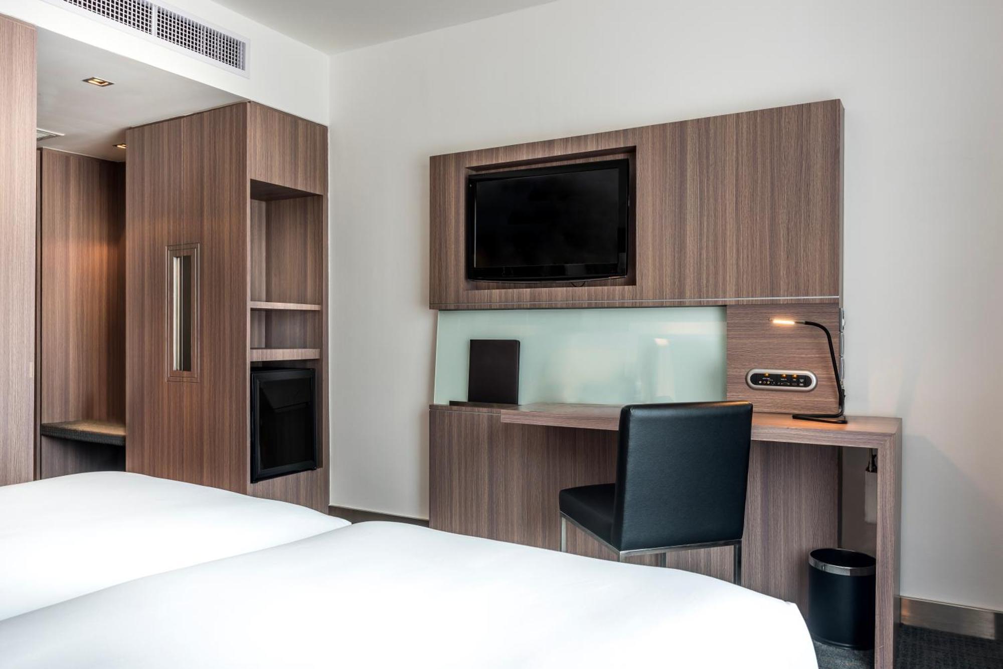 Hilton Garden Inn Bangkok Silom Екстериор снимка