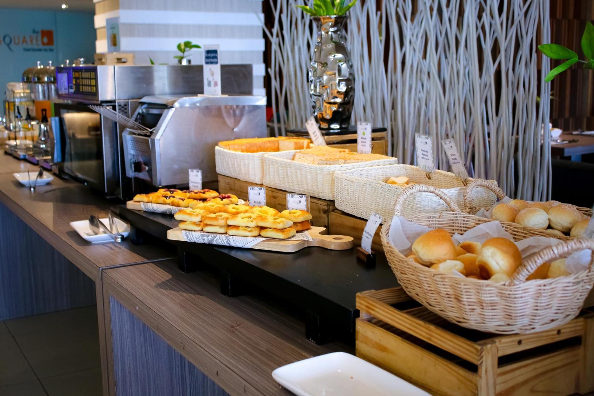 Hilton Garden Inn Bangkok Silom Екстериор снимка