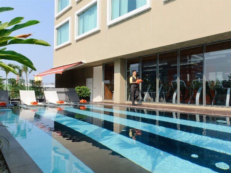 Hilton Garden Inn Bangkok Silom Екстериор снимка