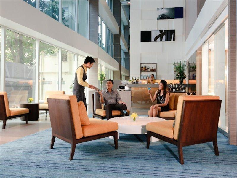Hilton Garden Inn Bangkok Silom Екстериор снимка