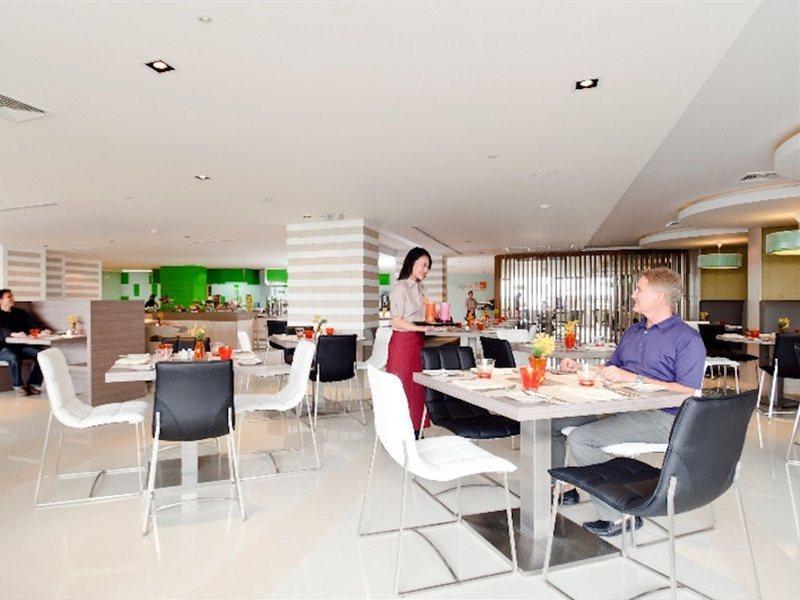 Hilton Garden Inn Bangkok Silom Екстериор снимка