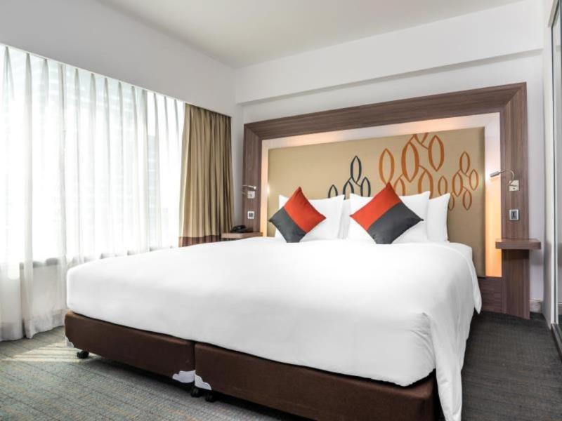 Hilton Garden Inn Bangkok Silom Екстериор снимка