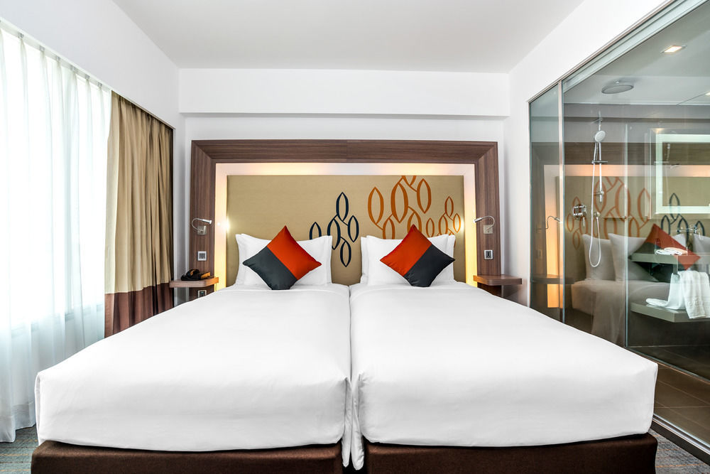 Hilton Garden Inn Bangkok Silom Екстериор снимка