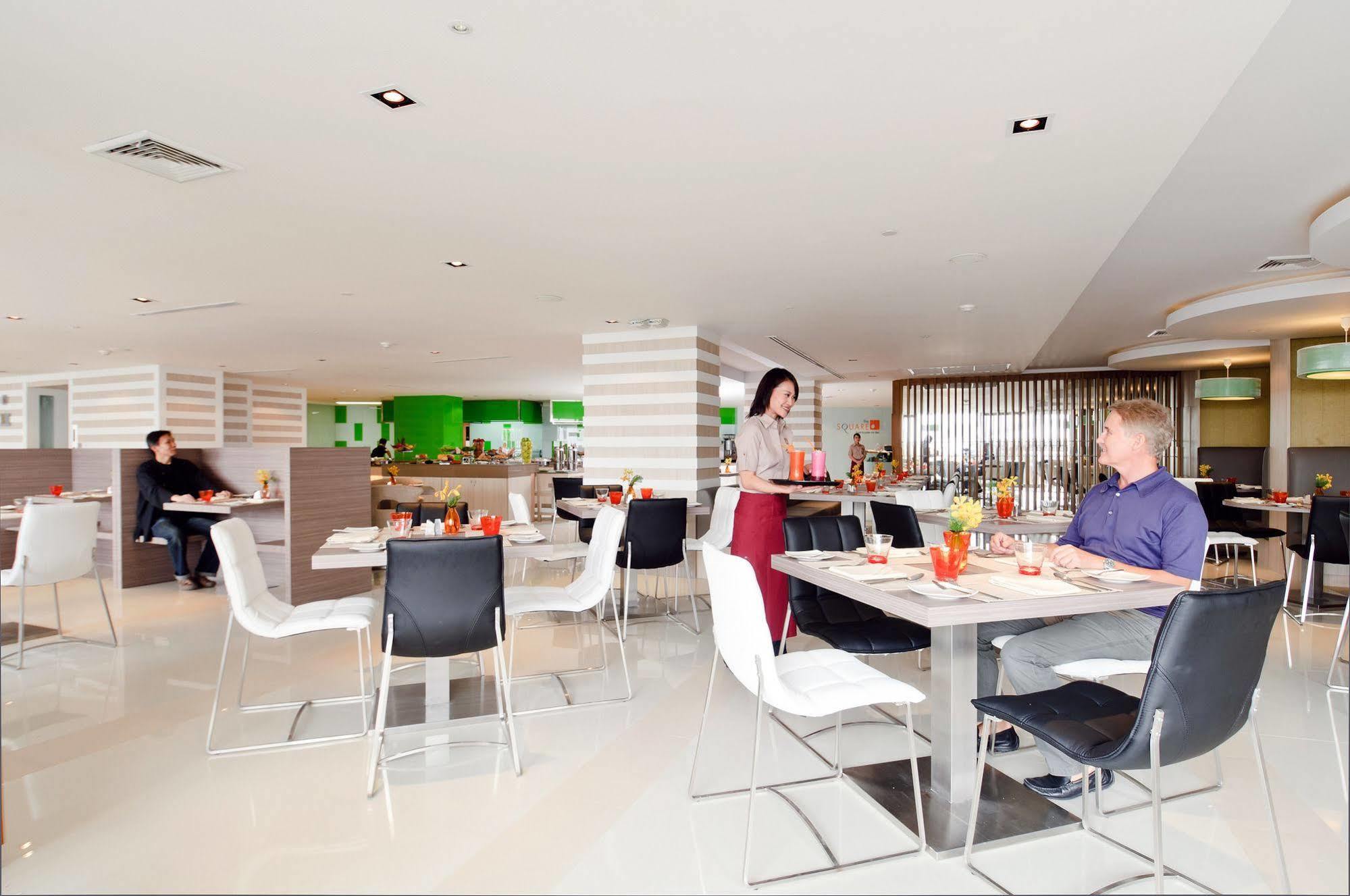 Hilton Garden Inn Bangkok Silom Екстериор снимка