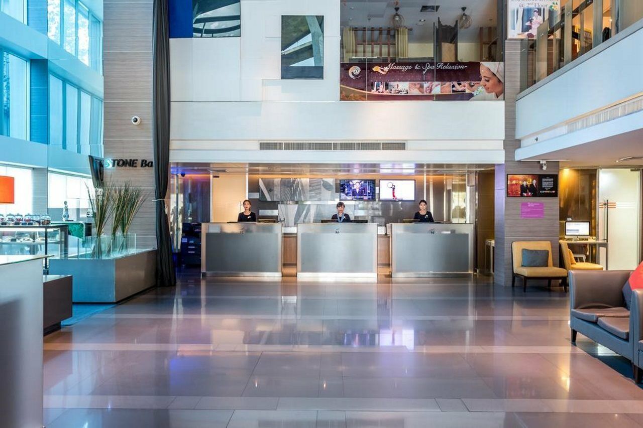 Hilton Garden Inn Bangkok Silom Екстериор снимка