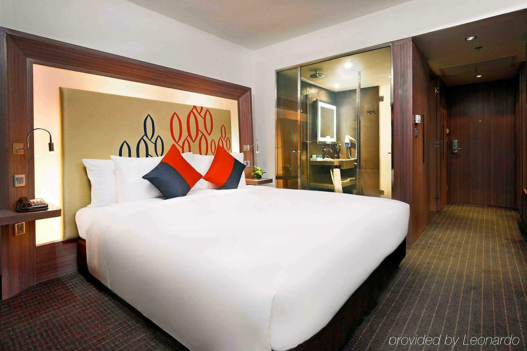 Hilton Garden Inn Bangkok Silom Екстериор снимка