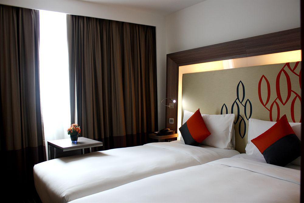 Hilton Garden Inn Bangkok Silom Екстериор снимка