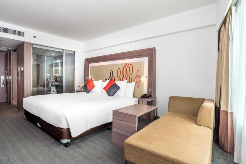 Hilton Garden Inn Bangkok Silom Екстериор снимка